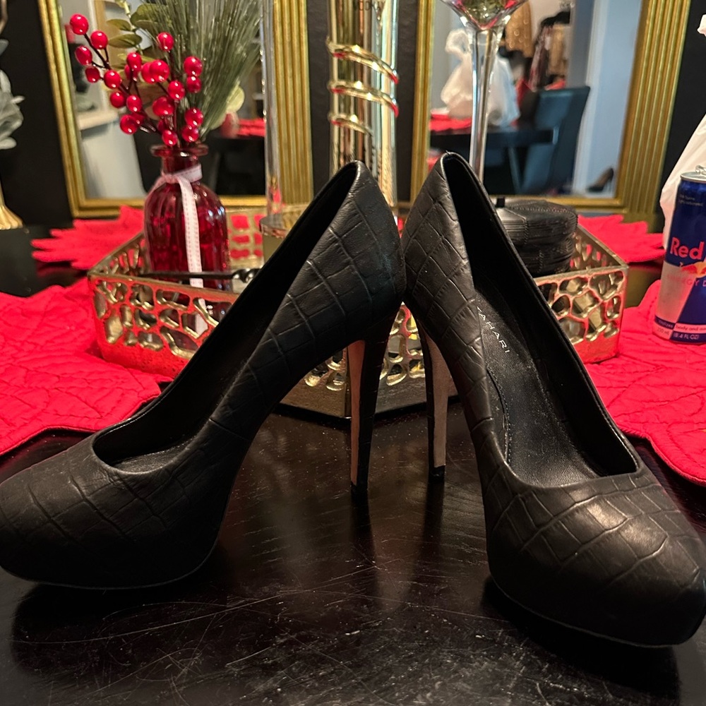 Gorgeous black croc texture pumps